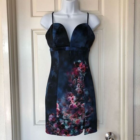 NWOT Bebe Amanda Print Deep V Scuba Mini Dress - Picture 2 of 16